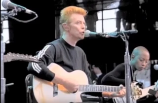 David Bowie interpreta una versión acústica de “Heroes”, con una tapa de botella atada a su zapato, marcando el ritmo (1996) [Eng]
