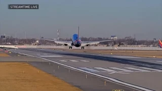 Avión de Southwest Airlines aborta aterrizaje para no chocar contra un jet en el aeropuerto Midway, eeuu (inglés),