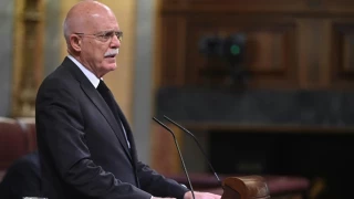 Nueva baja en Vox: el general Rosety deja el partido acusando a Abascal de convertirse en el "lamebotas de Trump"