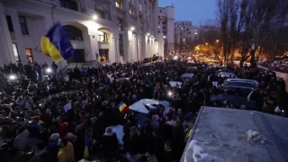 Multitudinaria protesta en Bucarest en apoyo a Calin Georgescu, detenido por la Policía