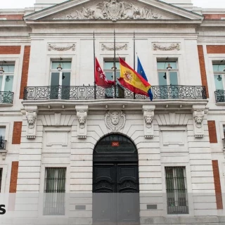 El Gobierno llevará a Ayuso al Constitucional por negarse a poner una placa de memoria en la Puerta del Sol