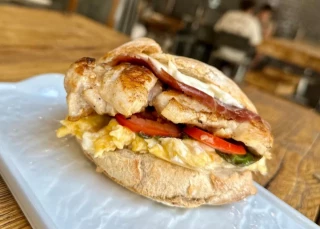 Serranito, el bocadillo sevillano que resiste generaciones