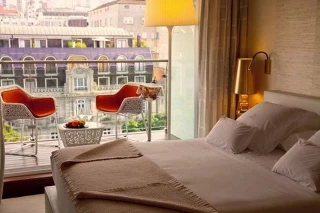 Un huésped de un lujoso hotel de Vigo arroja cocaína a dos policías locales al estilo del filme «Airbag» y los intoxica