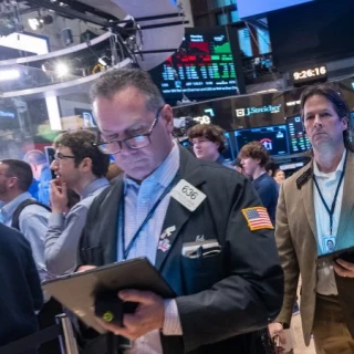 La bolsa de Nueva York se hunde casi 650 puntos después de que Trump confirme los aranceles del 25% a Canadá y México [ENG]