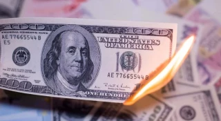 Trump lleva al dólar y a la economía de EEUU a una 'tormenta perfecta' de recesión e inflación en apenas mes y medio