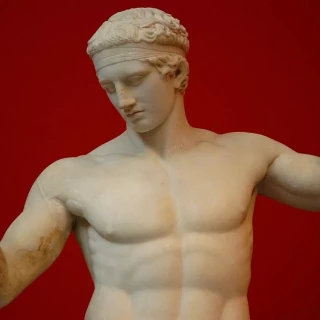 Un estudio revela que las estatuas griegas y romanas no solo se pintaban y adornaban con textiles y joyas, también se perfumaban