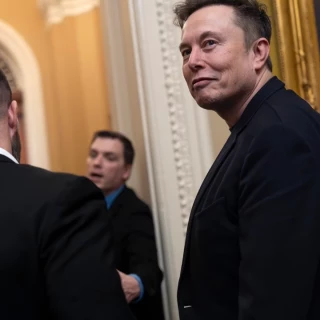 Musk bloquea las tarjetas del personal de las bases de EEUU en Italia y deja las cuentas en un dólar