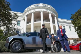 Trump convierte la Casa Blanca en un concesionario de Tesla para apoyar a Musk