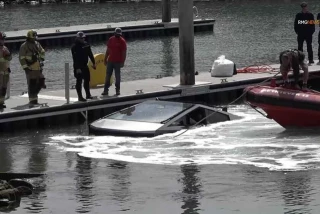 Elon Musk prometió que la Tesla Cybertruck sería sumergible. Han tenido que rescatar a esta porque se ha hundido en la rampa de un puerto