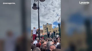 Las Fallas colapsan: Decenas de llamadas al 112 al quedar bloqueadas para salir de la mascletà