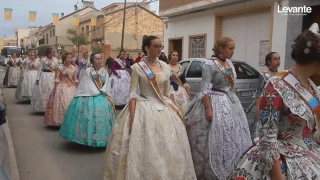 Desfile de 800 falleras contra la lluvia y el fango: "Es un acto histórico"