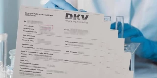 Oncólogos denuncian presiones para no recetar fármacos caros contra el cáncer y ahorrar costes en la sanidad privada