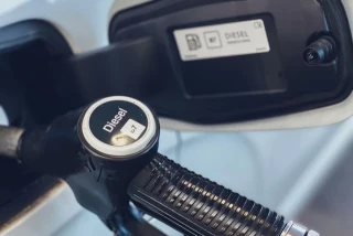 Adiós al diésel barato. Si el Gobierno quiere recibir las ayudas de Europa tendremos que pagar el gasóleo más caro, y será muy pronto