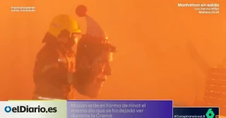 El ninot de Mazón se resiste a arder y un bombero tiene que arrancarle la cabeza para echarla a las llamas