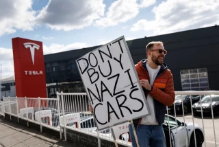 Elon Musk pide a la plantilla de Tesla mantener las acciones bursátiles pese a la caída del 50%