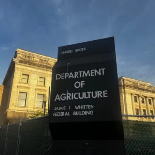 30.000 granjeros en riesgo de bancarrota por la congelación de fondos de Trump [Ing]