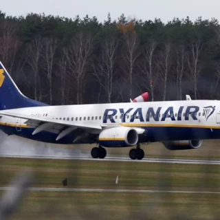 Un vuelo de Ryanair cae en picado cientos de metros y casi colisiona con un helicóptero: “El comandante estaba vigilando al copiloto y no al avión”