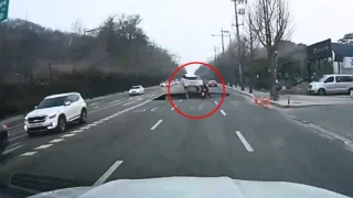 Muere un motorista tras caer en un enorme socavón que se abre de repente en la carretera