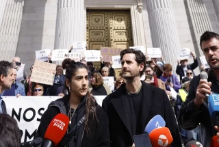 Carolina Yuste y Juan Diego Botto leen un manifiesto contra el rearme de Europa frente al Congreso