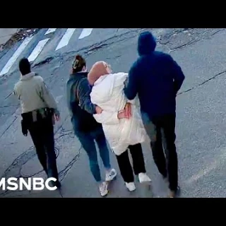 "Totalmente autoritario": Un nuevo vídeo muestra a agentes enmascarados deteniendo a una estudiante en Estados Unidos [Eng]