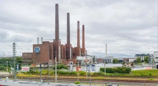 El motor entra en una nueva era de caos arancelario: Volkswagen sube precios y Mercedes valora abrir fábricas en EEUU