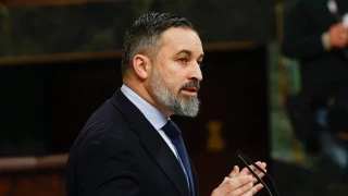 Abascal paga cara la lamida de botas de Trump