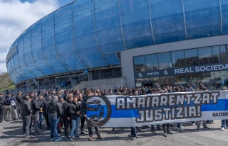 El ertzaina que pateó a Amaya Zabarte dice en el juzgado que «se tropezó»