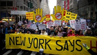 Miles de personas llenan las calles de EE.UU. contra las políticas de Trump y Musk