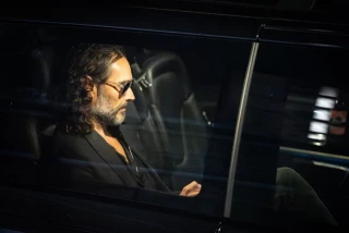 Las acusaciones de violación de Russell Brand exponen el pacto del diablo entre MAGA y las celebridades "cristianas" (Eng)