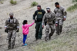 "Es como quitarles a los niños el paracaídas antes de lanzarlos del avión": los menores que enfrentan sin abogados sus casos de migración ante tribunales en EE.UU