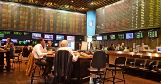 Acciones argentinas se hunden hasta 6% en Wall Street y el riesgo país se acerca a 1.000 puntos