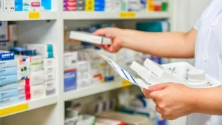 Las enfermeras podrán recetar y los farmacéuticos dispensar medicamentos sin la receta expresa