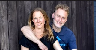 La caída de dos gurúes gastronómicos del ”eco-lujo": huyeron dejando 158 barriles de heces humanas abandonados