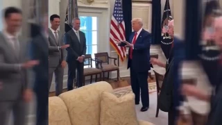 Trump alardea de las ganancias millonarias en bolsa de sus amigos tras dispararse Wall Street: "¡Ganaste 2.500 millones de dólares!"