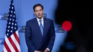 Detienen a un guardaespaldas de Marco Rubio en Bruselas por reclamar que abrieran el bar del hotel