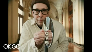 El nuevo videoclip «Love», de OK Go, es una espectacular coreografía robótica de espejos y colores