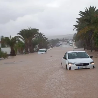 Lanzarote bajo el agua: el temporal colapsa calles y atrapa coches en plena prealerta