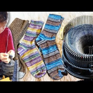 Tejiendo calcetines con una máquina de  100 años. Así funciona esta compleja tricotadora, reliquia del pasado