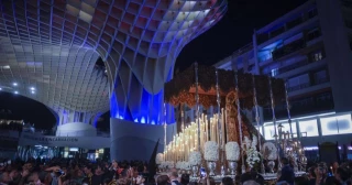 Sevilla: Multas de hasta 120.000 euros por tener encendidos escaparates o rótulos durante las procesiones