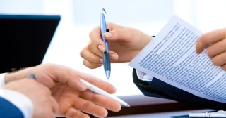 Un trabajador es despedido tras negarse a firmar una “baja voluntaria sin fecha” como requisito “para mantener la relación laboral”: ahora deben recontratarlo