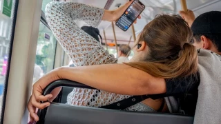 Multas de entre 50 y 250 euros por usar con volumen el teléfono móvil en el transporte público
