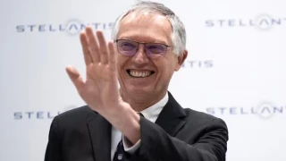 El CEO se marcha con 23,1 millones pese a dejar a Stellantis con dos marcas al borde de la quiebra y un 70% menos de beneficios