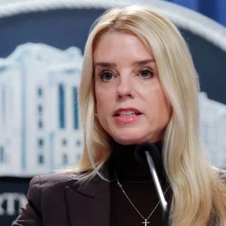 El ICE estadounidense ya puede entrar en las casas sin orden judicial para buscar inmigrantes, según un memorando del Departamento Oficial de Justicia [Eng]