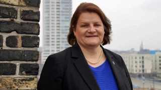 ¿Quién es Hannah Dugan, la jueza de Wisconsin arrestada por el FBI por presunta obstrucción a agentes del ICE?