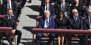 El Vaticano pidió a los asistentes al funeral del Papa Francisco que vistieran de negro. Trump llevó un traje azul [ENG]