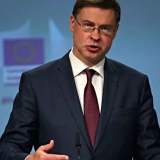 La UE pide a China "no inundar" su mercado con productos que no puede colocar en EEUU