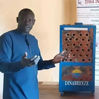 Ingeniero camerunés crea un sistema de refrigeración solar adiabática por aire basado en terracota que funciona sin electricidad ni gases refrigerantes