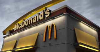 McDonald's sufre la peor caída de ventas en Estados Unidos desde 2020 y advierte de un "sentimiento antiamericano" en el extranjero [EN]