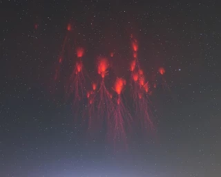 La espectacular foto de unos "duendes rojos" en el cielo que ganó en los "Weather Photographer of the year 2024"