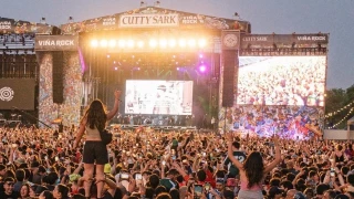 Gritos de "Mazón dimisión" en el festival Viñarock en el concierto de Benito Kamelas